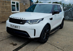 2017 Land Rover Discovery 3.0 Td V6 Hse Luxury Auto 4WD Euro 6 (s/s) 5dr in White — image 3