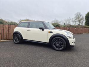2010 MINI Hatch 1.6 One D Hatch in White — image 3
