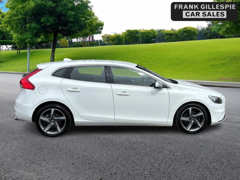 2015 Volvo V40 2.0 T2 R-Design Nav Euro 6 (s/s) 5dr in White — image 1