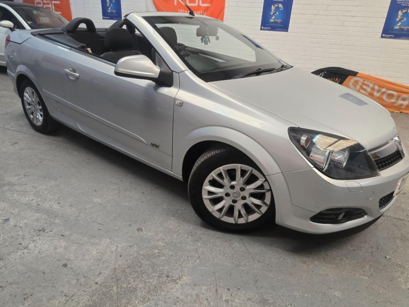 2010 Vauxhall Astra 1.8i 16v Sport Twin Top 2dr in Silver — image 1