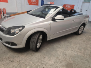 2010 Vauxhall Astra 1.8i 16v Sport Twin Top 2dr in Silver — image 2