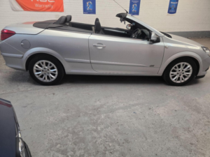 2010 Vauxhall Astra 1.8i 16v Sport Twin Top 2dr in Silver — image 4