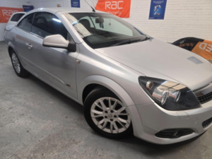 2010 Vauxhall Astra 1.8i 16v Sport Twin Top 2dr in Silver — image 5
