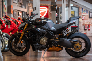 2024 Ducati Streetfighter V4s *one Owner* in Grey — image 3